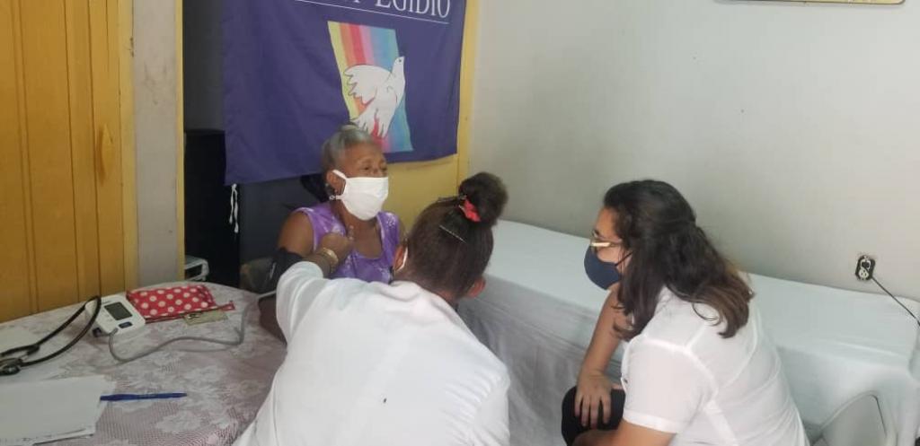 A Santiago de Cuba si combatte la pandemia anche con le visite a domicilio e le cure mediche per gli anziani soli